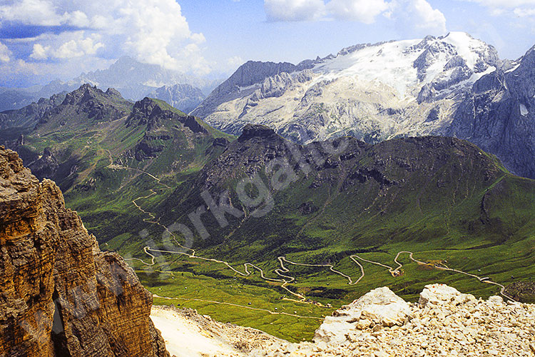 Italien, Trentino-Südtirol, Dolomiten,Grödner Tal, Wanderung auf der Sellagruppe mit Blick zur Marmolada (3342 m)
