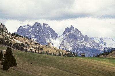 Italien, Trentino-Südtirol, Dolomiten,Fanes-Sennes-Prags, Wanderung auf der Plätzwiese mit Blick zur Cadinigruppe