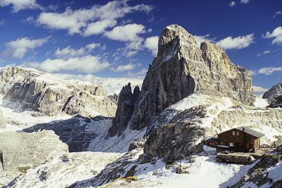 Italien, Trentino-Südtirol, Dolomiten,Sextener Dolomiten, Die Büllele Joch Hütte (2519 m) und der Zwölferkofel (3094 m)