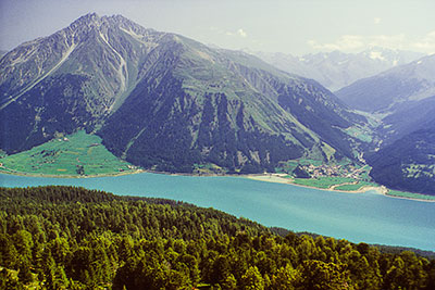 Italien, Trentino-Südtirol, Südtiroler Alpen,Vinschgau, Wanderung oberhalb des Reschensees auf dem Höhenweg bei Schöneben