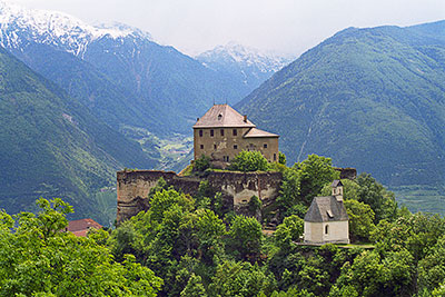 Italien, Trentino-Südtirol, Südtiroler Alpen,Vinschgau, Wanderung am Schloss Annaberg mit Blick ins Martelltal