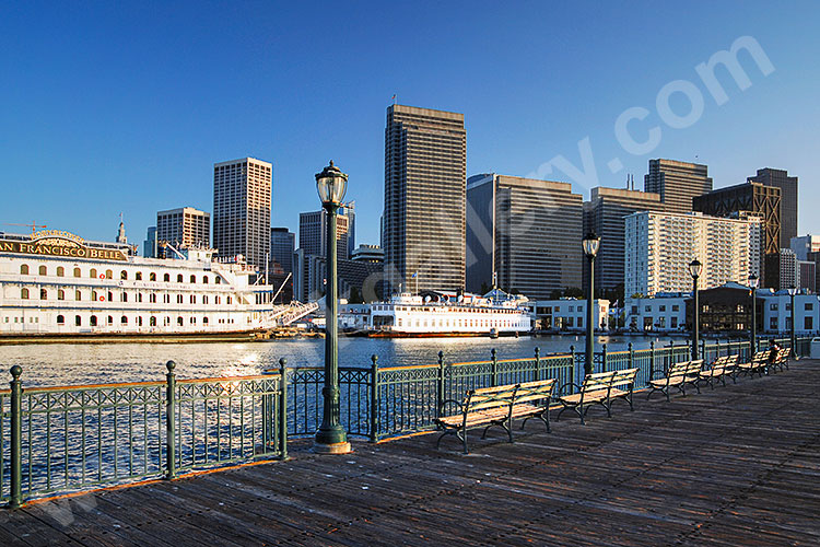 USA, Kalifornien, San Francisco und Umgebung, Der Raddampfer San Francisco Belle am Pier 7 vor dem Financial District