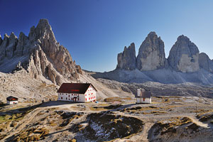 Italien, Trentino-Südtirol, Dolomiten,Sextener Dolomiten, Wanderung an den Drei Zinnen (2999 m), an der Drei Zinnen Huette (2405 m)