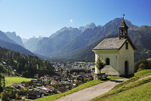 Italien, Trentino-Südtirol, Dolomiten,Sextener Dolomiten, Spaziergang bei Wahlen oberhalb mit Blick nach Toblach