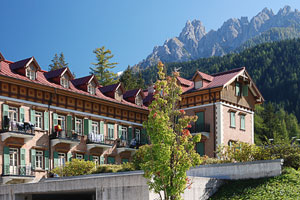 Italien, Trentino-Südtirol, Dolomiten,Sextener Dolomiten, Spaziergang im Ortszentrum von Toblach