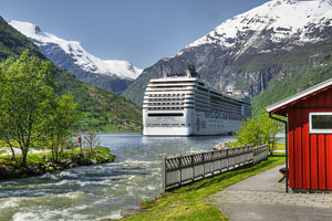 Norwegen, More Og Romsdal, More Og Romsdal, Kreuzfahrtschiff MSC Poesia im Hafen von Geiranger