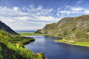 Norwegen, Sogn Og Fjordane, Sogn Og Fjordane, Aussichtspunkt auf der Insel Vagsoy mit Blick auf die Meeresbucht bei Refvik