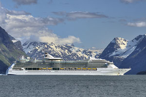 Norwegen, More Og Romsdal, More Og Romsdal, Kreuzfahrtschiff "Brilliance of the Seas" auf dem Storfjord bei Solavagen