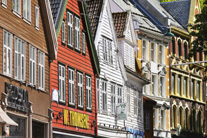 Norwegen, Hordaland, Hordaland, Historische Häuser an der Hafenbucht im Zentrum von Bergen