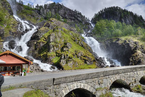 Norwegen, Hordaland, Hordaland, Der Zwillingswasserfall Latefossen bei Odda