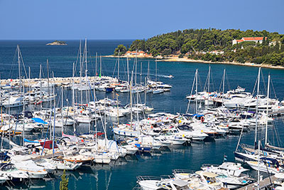 Kroatien, Istrien, Istrien, Am Yachthafen mit Blick zur Insel Katarina