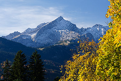 Deutschland, Bayern, Bayerische Alpen,Zugspitzregion, Blick von der Talstation der Wankbahn zur Alpspitze (2628 m)