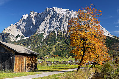 Österreich, Tirol, Österreichische Alpen,Zugspitzregion, Zwischen Ehrwald und Lermoss mit Blick zum Zugspitzmassiv