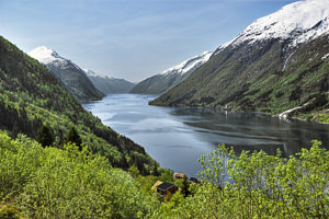 Norwegen, Sogn Og Fjordane, Sogn Og Fjordane, Tiefblick auf den Fjaerlandsfjord bei Berge