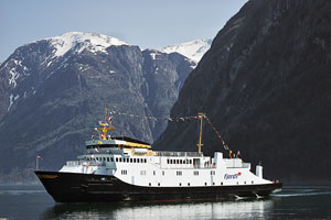 Norwegen, More Og Romsdal, More Og Romsdal, Autofähre im Hafen von Hellesylt