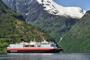 Norwegen, More Og Romsdal, More Og Romsdal, Hurtigruten-Schiff MS Nordnorge im Geirangerfjord