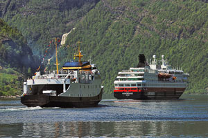 Norwegen, More Og Romsdal, More Og Romsdal, Hurtigruten-Schiff MS Nordnorge und eine Autofähre im Geirangerfjord