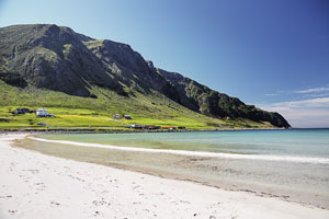 Norwegen, Sogn Og Fjordane, Sogn Og Fjordane, Meeresbucht mit Sandstrand bei Refvik auf der Insel Vagsoy