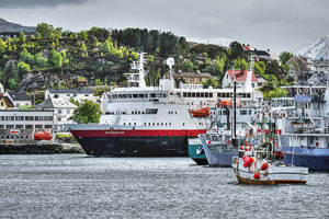 Norwegen, More Og Romsdal, More Og Romsdal, Hurtigrutenschiff MS Vesteralen bei der Einfahrt in den Hafen von Kristiansund