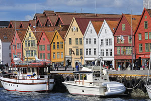 Norwegen, Hordaland, Hordaland, Blick ueber die Hafenbucht zum historischen Stadtteil Bryggen