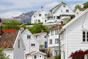 Norwegen, Rogaland, Rogaland, Landestypische Häuser in der Nähe des Hafens von Sand