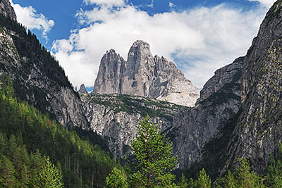 Italien, Trentino-Südtirol, Dolomiten,Sextener Dolomiten, Blick in das Rienztal mit den Drei Zinnen (2999 m)