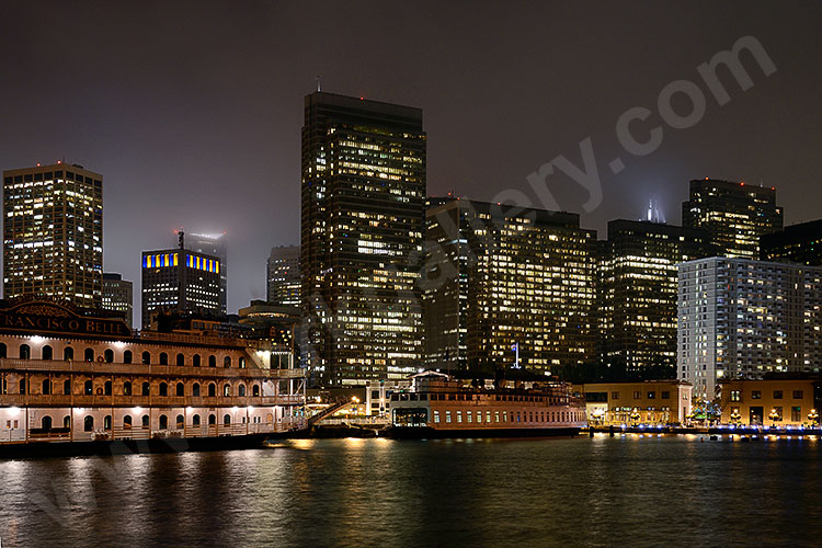 USA, Kalifornien, San Francisco und Umgebung, Am Embarcadero Drive bei Pier 7 mit Blick auf den Financial District