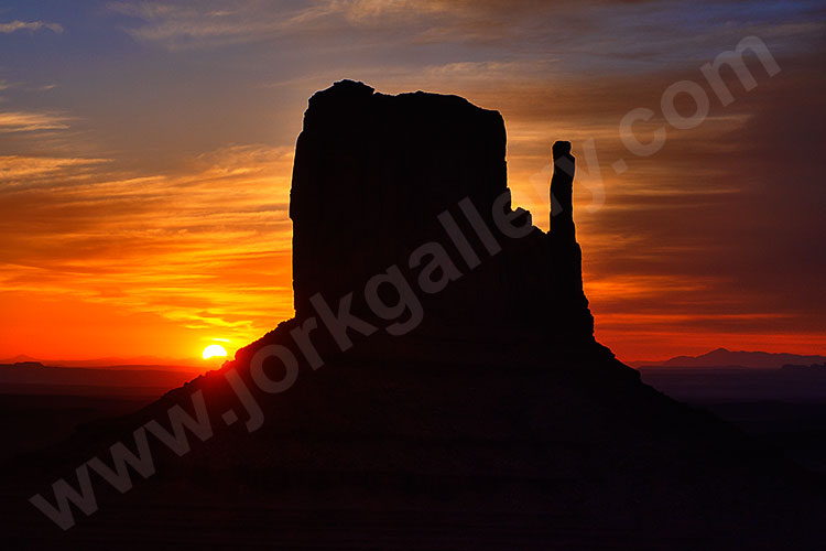 USA, Arizona, Colorado Plateau,Monument Valley, Mitten Butte zum Sonnenaufgang von der Hotelterrasse aus
