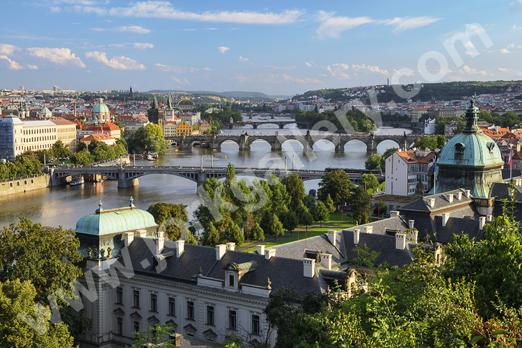 Tschechien, Unbekannt, Prag und Umgebung, Ausblick vom Hanauschen Pavillon auf der Letna in Richtung Karlsbrücke
