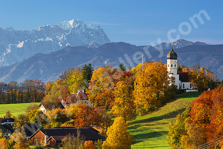 Herbststimmung im Alpenvorland mit Blick zur Zugspitze