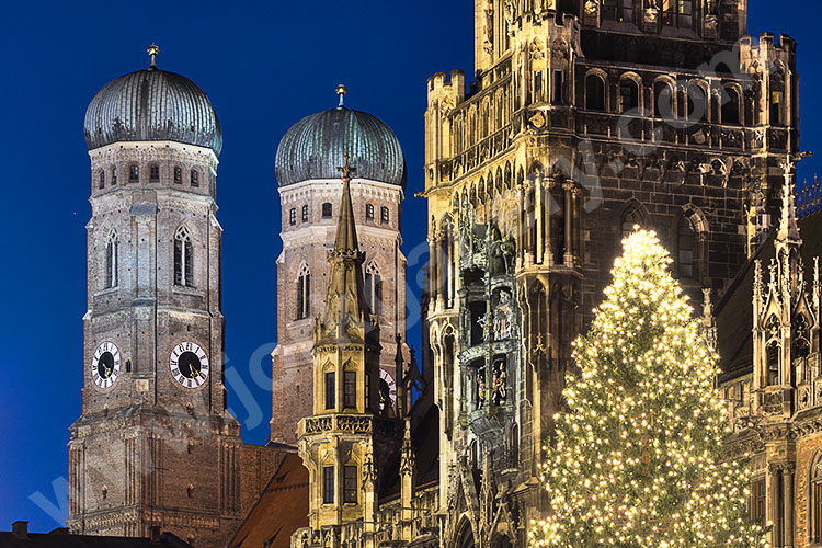 Deutschland, Bayern, München und Umgebung, Münchner Rathaus mit den Türmen des Frauendoms im Hintergrund