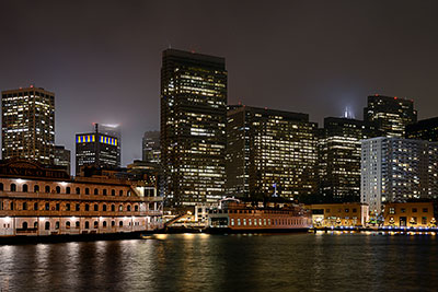 USA, Kalifornien, San Francisco und Umgebung, Am Embarcadero Drive bei Pier 7 mit Blick auf den Financial District