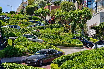 USA, Kalifornien, San Francisco und Umgebung, Autoverkehr in der Lombard Street