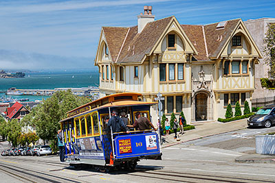 USA, Kalifornien, San Francisco und Umgebung, An der Ecke Hyde Street - Francisco Street mit Blick zum Hafen