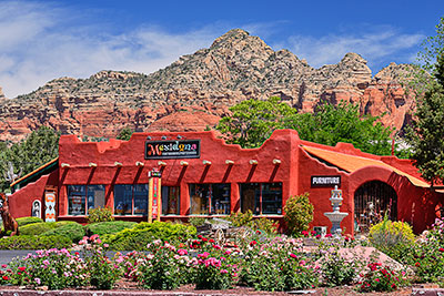 USA, Arizona, Verde Valley, Landestypische Architektur im Ortszentrum von Sedona