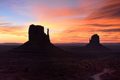 USA, Arizona, Colorado Plateau,Monument Valley, Mitten Butte zum Sonnenaufgang von der Hotelterasse aus