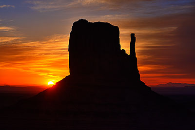 USA, Arizona, Colorado Plateau,Monument Valley, Mitten Butte zum Sonnenaufgang von der Hotelterrasse aus