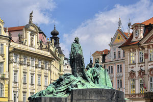 Tschechien, Unbekannt, Prag und Umgebung, Prachtvolle Bürgerhäuser am Altstädter Ring mit Jan-Hus-Denkmal