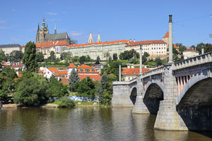 Tschechien, Unbekannt, Prag und Umgebung, An der Uferpromenade der Moldau mit Blick zur Prager Burg