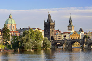 Tschechien, Unbekannt, Prag und Umgebung, Kreuzherren-Kirche, Altstädter Brückenturm und Karlsbrücke