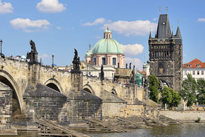 Tschechien, Unbekannt, Prag und Umgebung, Kreuzherren-Kirche, Altstädter Brückenturm und Karlsbrücke