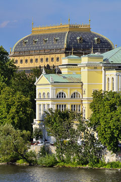 Tschechien, Unbekannt, Prag und Umgebung, Der Sophiensaal auf der Slavischen Insel mit dem Nationaltheater im Hintergrund
