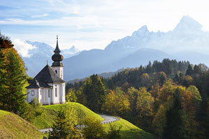 Deutschland, Bayern, Bayerische Alpen,Berchtesgadener Land, Barockkirche Maria Gern mit Watzmann (2713 m) im Hintergrund