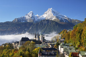 Deutschland, Bayern, Bayerische Alpen,Berchtesgadener Land, Berchtesgaden mit Watzmann (2713 m) im Hintergrund