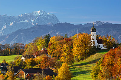 Deutschland, Bayern, München und Umgebung, Die Dorfkirche von Holzhausen mit Zugspitze im Hintergrund
