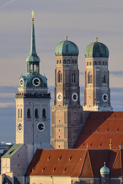 Deutschland, Bayern, München und Umgebung, Die Münchner Frauenkirche mit Pfarrkirche Sankt Peter