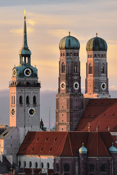 Deutschland, Bayern, München und Umgebung, Die Münchner Frauenkirche mit Pfarrkirche Sankt Peter