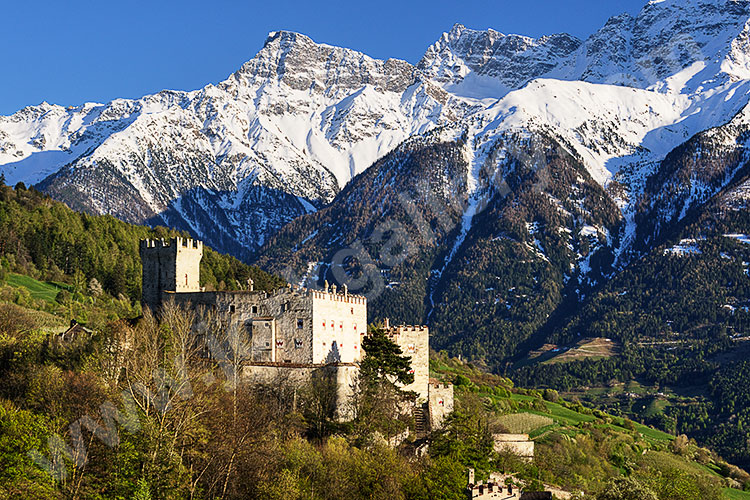 Italien, Trentino-Südtirol, Südtiroler Alpen,Vinschgau, Blick vom Kalvarienberg zum Schloss Churburg