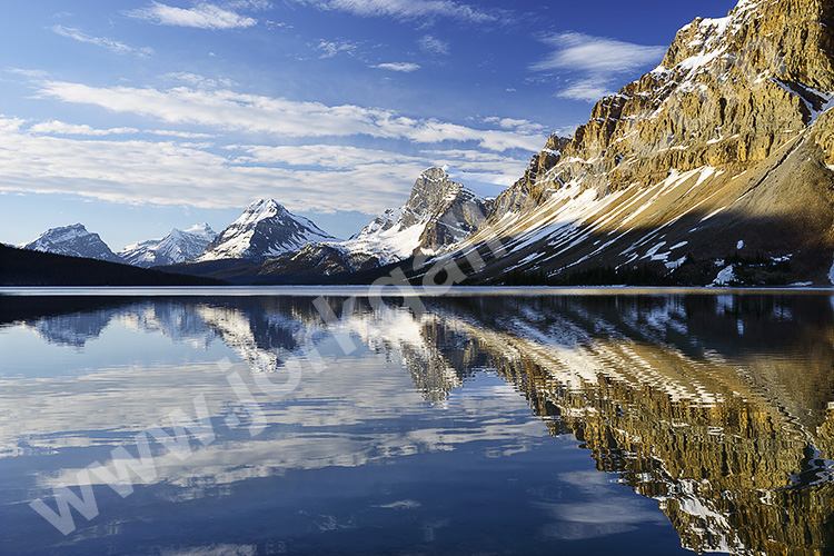Kanada, Alberta, Rocky Mountains,Banff National Park, Sonnenaufgang am Bow Lake mit Blick zum Crowfoot Gletscher und Bow Peak (2868 m)