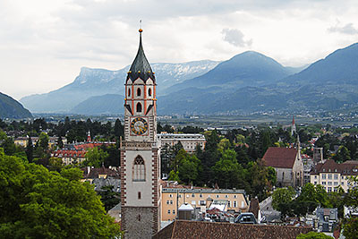 Italien, Trentino-Südtirol, Südtiroler Alpen,Etschtal, Auf der Trappeiner Prommenade oberhalb der Altstadt mit Blick zur Pfarrkirche